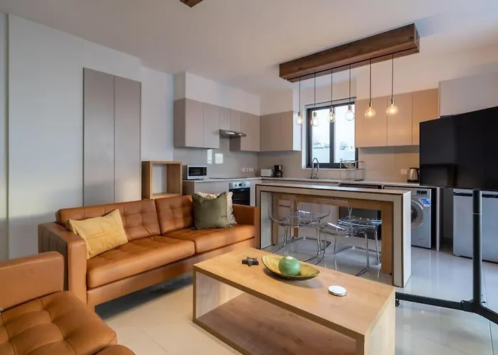 Beachcomber 2-Bedroom Apartment In Larnaca