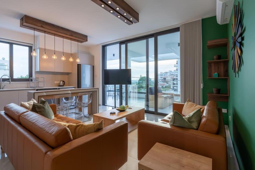 Beachcomber 2-bedroom In Apartment *