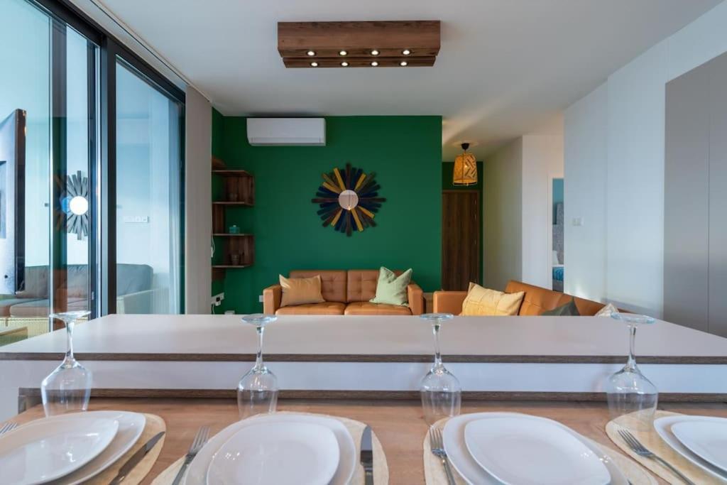 Beachcomber 2-bedroom In * Larnaca